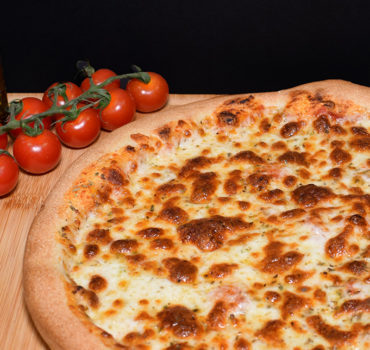 Délicieuse pizza basic avec sa sauce tomate, sa mozzarella et de l'origan